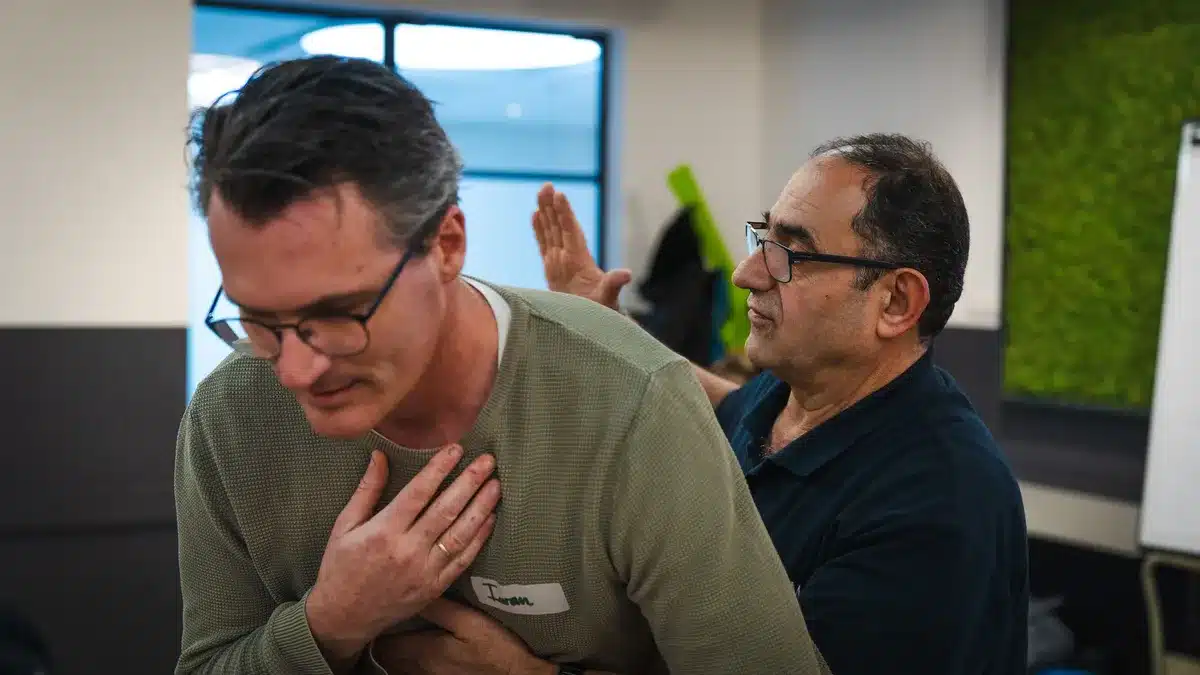 Instructeur van Novanorm geeft een BHV-training bij een organisatie op locatie