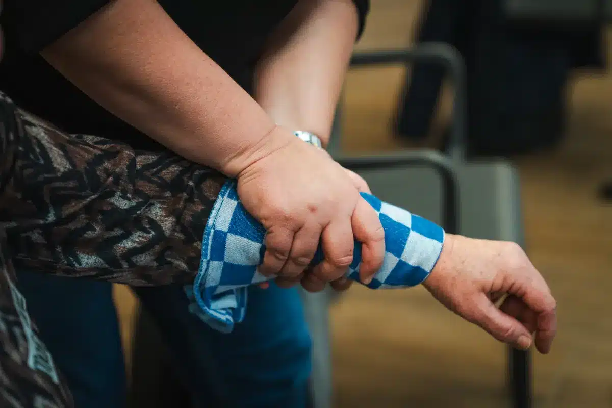 Cursisten oefenen met een geblokte doek om de pols